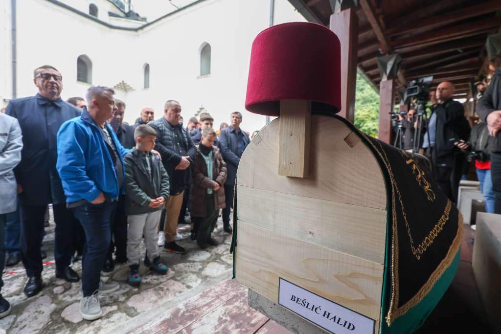 Sarajevo i BiH ispraćaju legendu: Hiljade ljudi klanjalo dženazu Halidu Bešliću 